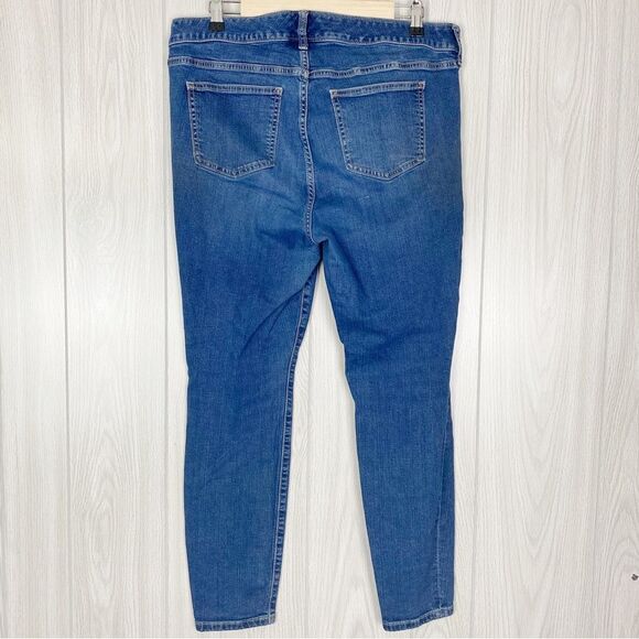 Torrid | Medium Wash Mid Rise Skinny Jeans Vintage Size 12 - Picture 2 of 10